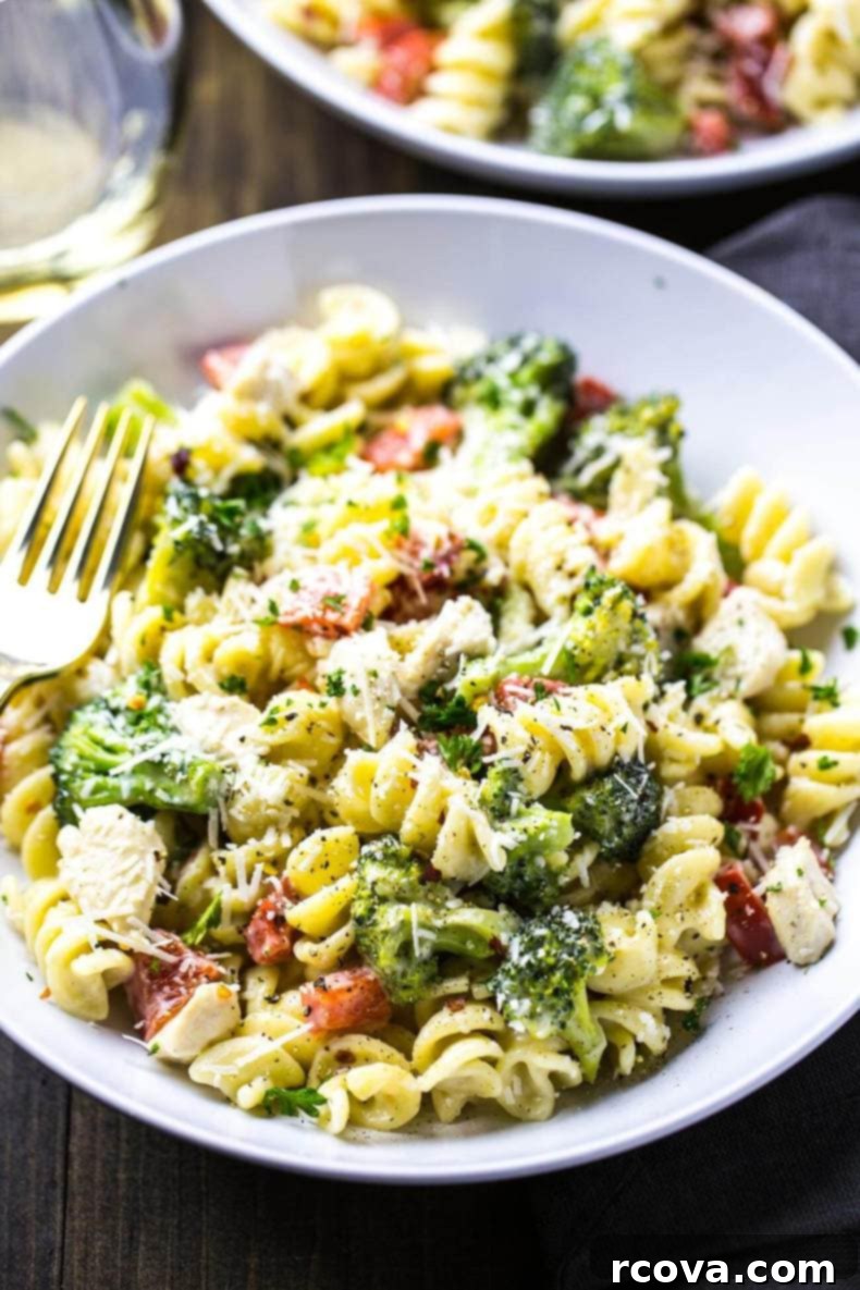 One-Pan Creamy Chicken Broccoli Alfredo 1 featured 15523