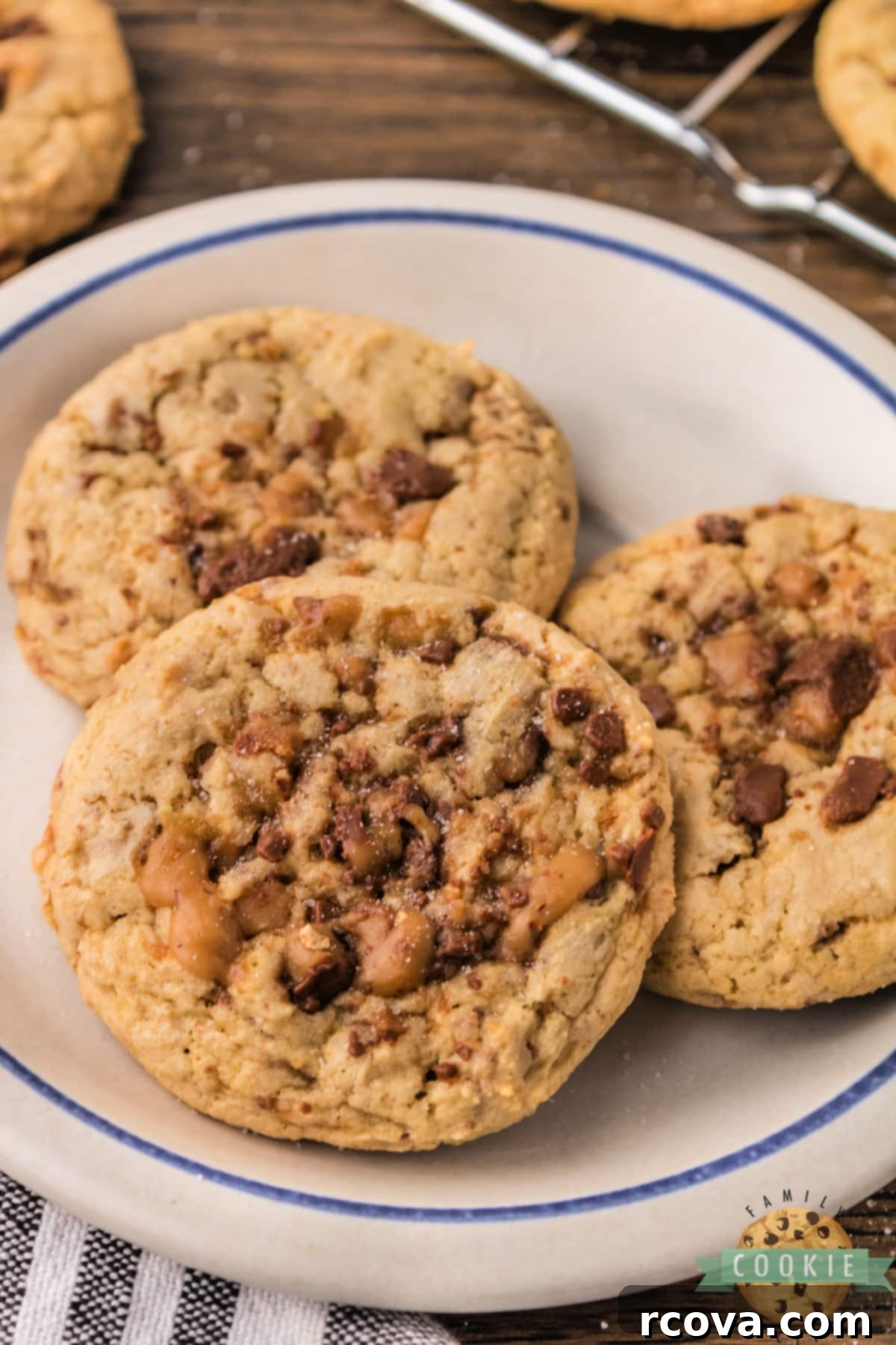 Homemade Heath Bar Crunch Cookies 1 featured 23972