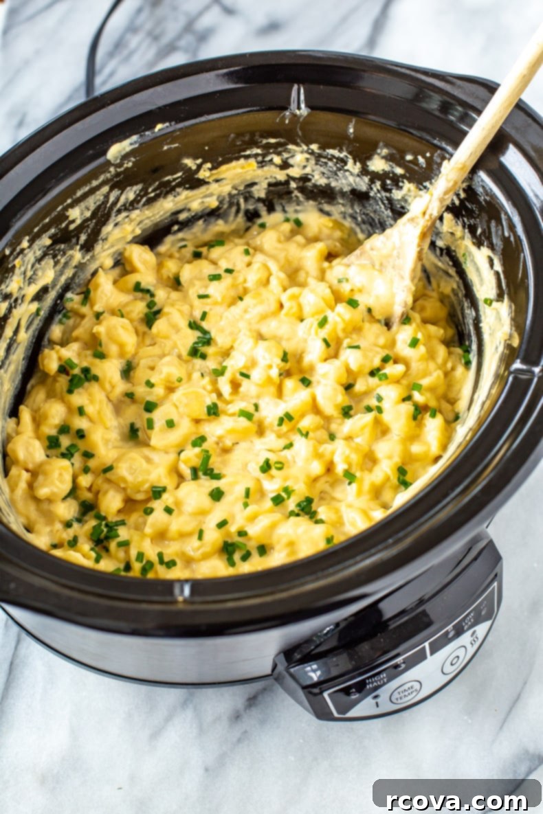 Velvety Slow Cooker Mac and Cheese 1 featured 38790