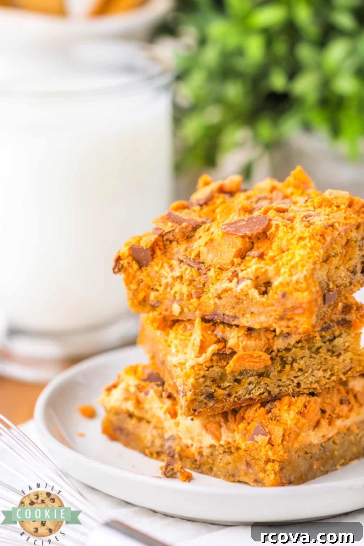Butterfinger Crunch Cookie Bars 1 featured 46726