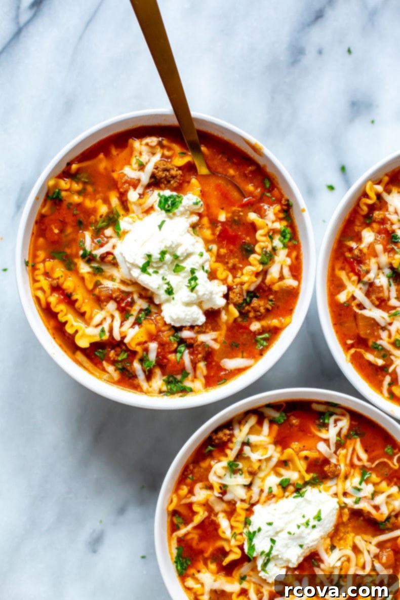 Efsane Lazanya Çorbası 2 30-Minute One-Pot Lasagna Soup, garnished with ricotta, mozzarella, and fresh parsley, served in a rustic bowl.