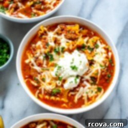Efsane Lazanya Çorbası 10 30-Minute Lasagna Soup, garnished with ricotta, mozzarella, and fresh parsley.