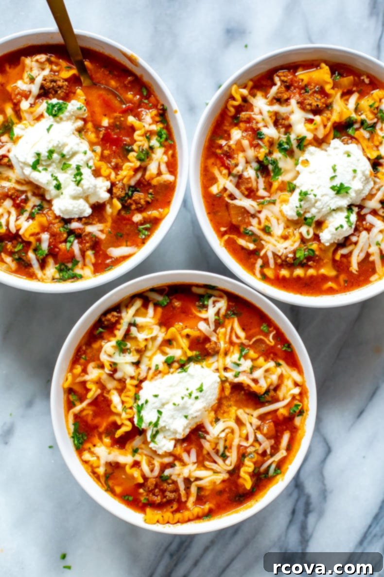 Efsane Lazanya Çorbası 9 Three bowls of 30-Minute One-Pot Lasagna Soup, garnished with fresh herbs and cheese, served on a wooden table.