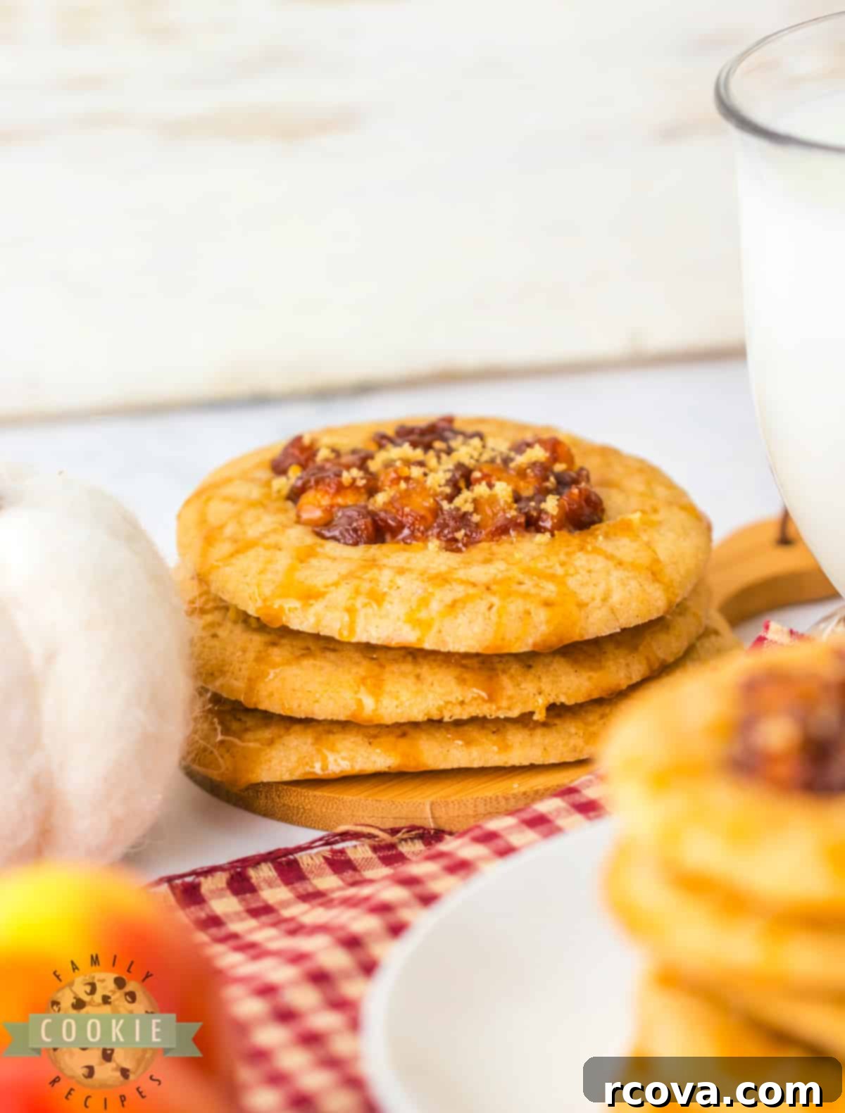 Tarçınlı Elma Dolgulu Kurabiyeler 2 Spiced Apple Thumbprint Cookies are soft cinnamon cookies with gooey, spiced apples on top. Drizzle caramel on top and serve these delicious apple cookies with a scoop of vanilla ice cream!