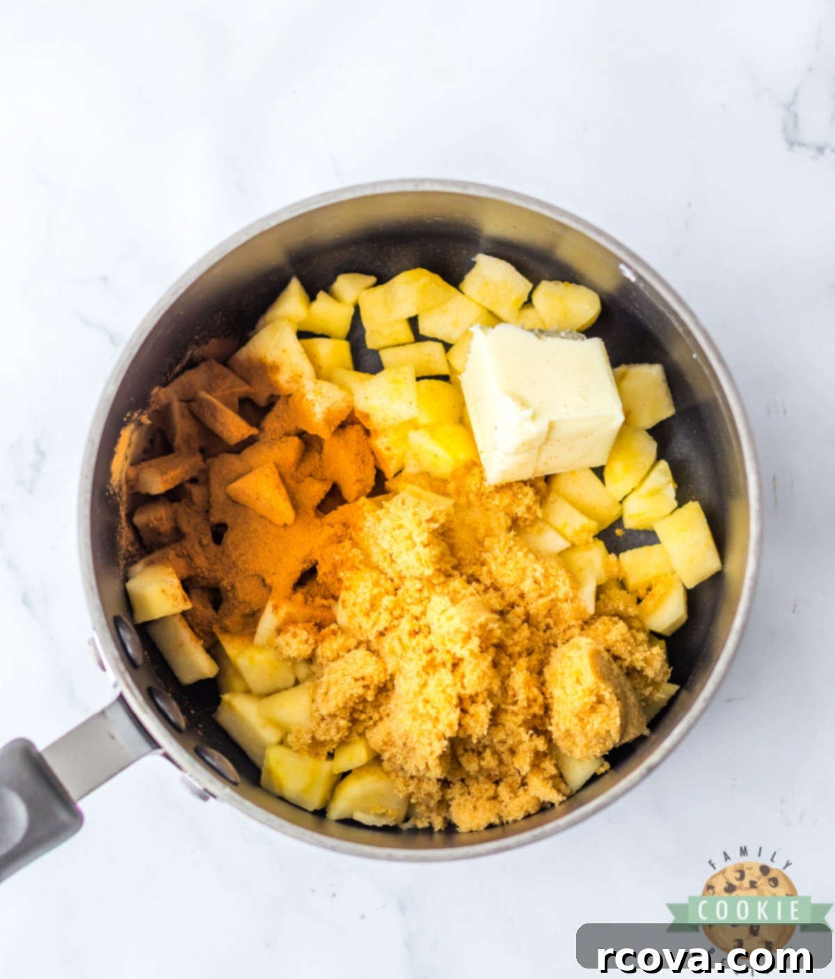 Tarçınlı Elma Dolgulu Kurabiyeler 11 Apples with butter, cinnamon, and brown sugar in a saucepan.
