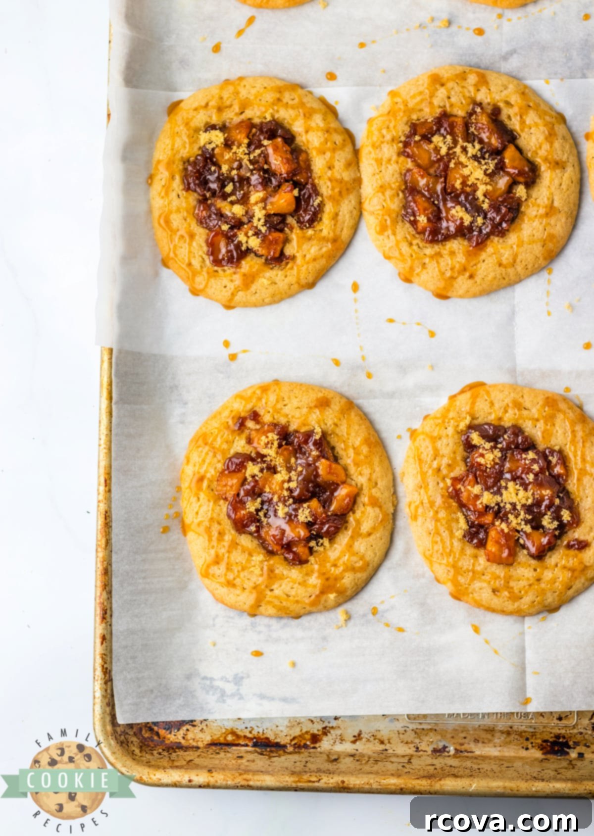 Tarçınlı Elma Dolgulu Kurabiyeler 14 Drizzle caramel and sprinkle brown sugar on top of baked cookies.