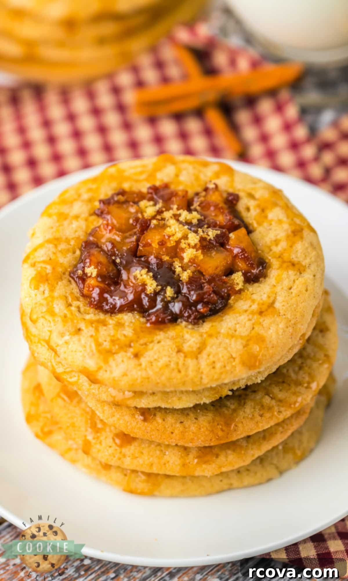Tarçınlı Elma Dolgulu Kurabiyeler 16 Spiced Apple Thumbprint Cookies are soft cinnamon cookies with gooey, spiced apples on top. Drizzle caramel on top and serve these delicious apple cookies with a scoop of vanilla ice cream!