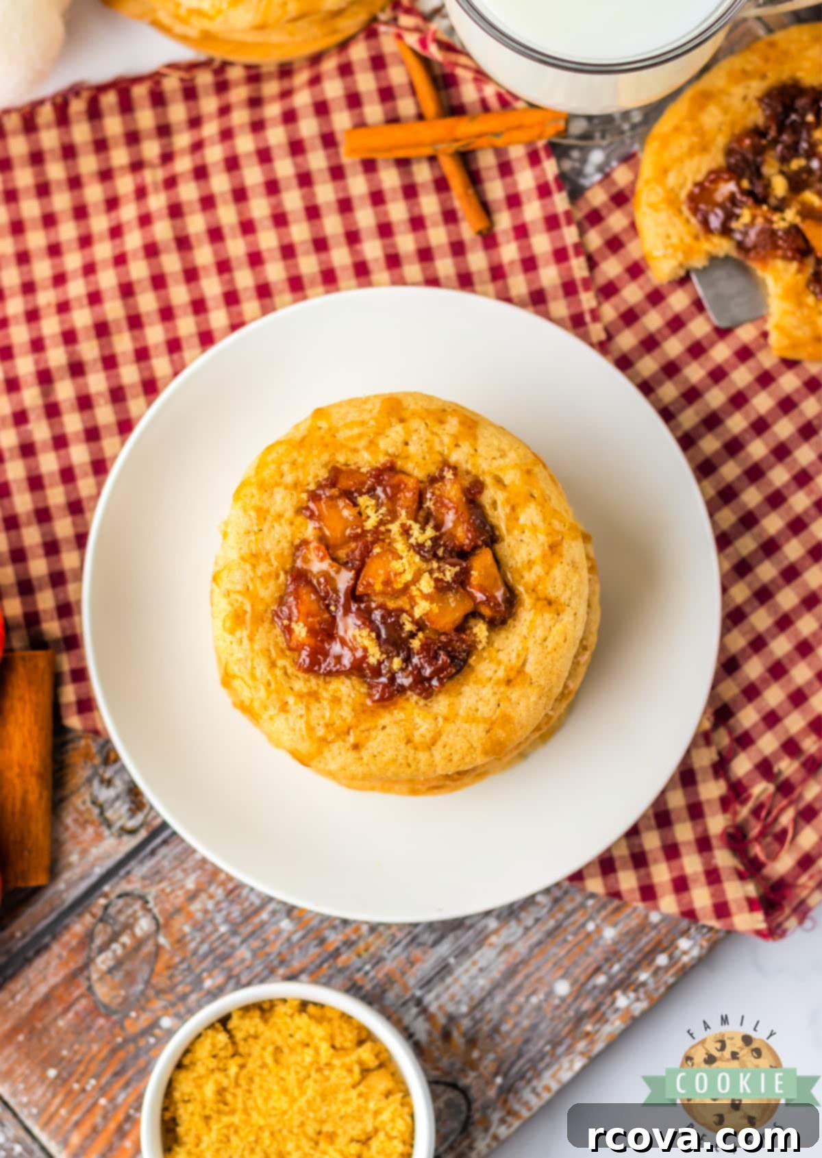 Tarçınlı Elma Dolgulu Kurabiyeler 18 Spiced Apple Thumbprint Cookies are soft cinnamon cookies with gooey, spiced apples on top. Drizzle caramel on top and serve these delicious apple cookies with a scoop of vanilla ice cream!