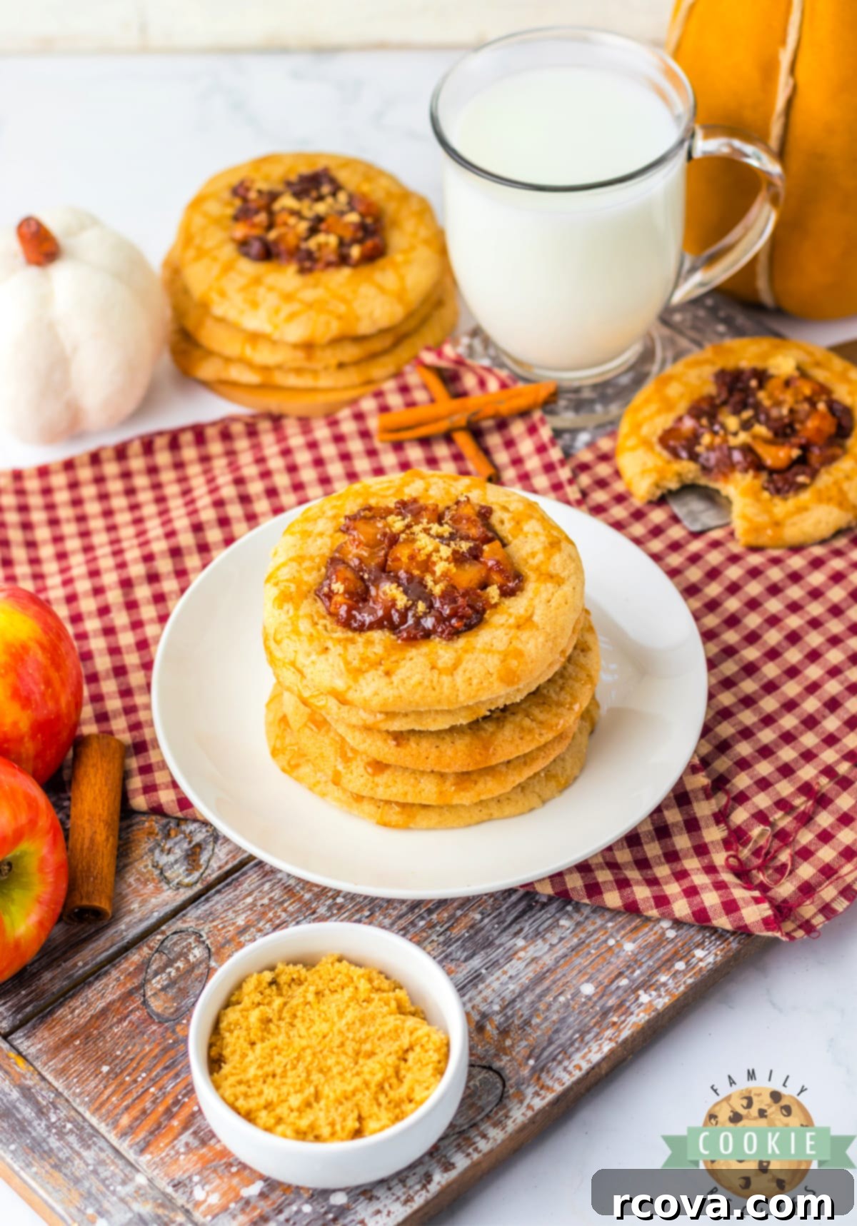 Tarçınlı Elma Dolgulu Kurabiyeler 3 Thumbprint cookies with apple filling.
