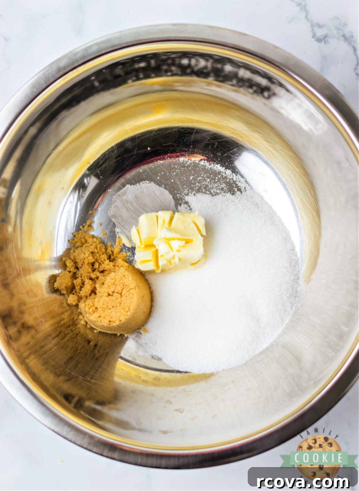 Tarçınlı Elma Dolgulu Kurabiyeler 6 Cream butter and sugars together.