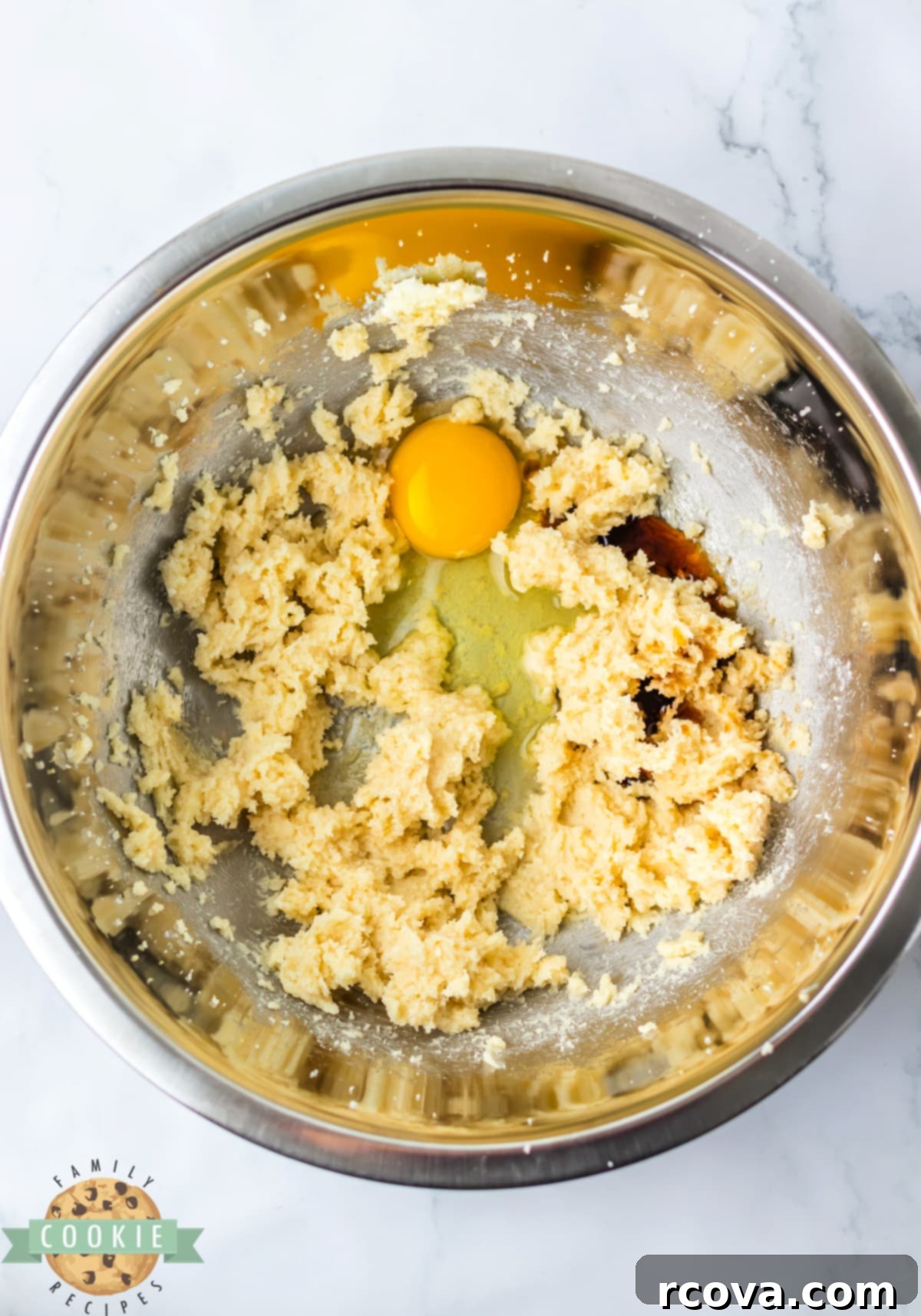 Tarçınlı Elma Dolgulu Kurabiyeler 7 Add egg and vanilla to creamed butter and sugar.