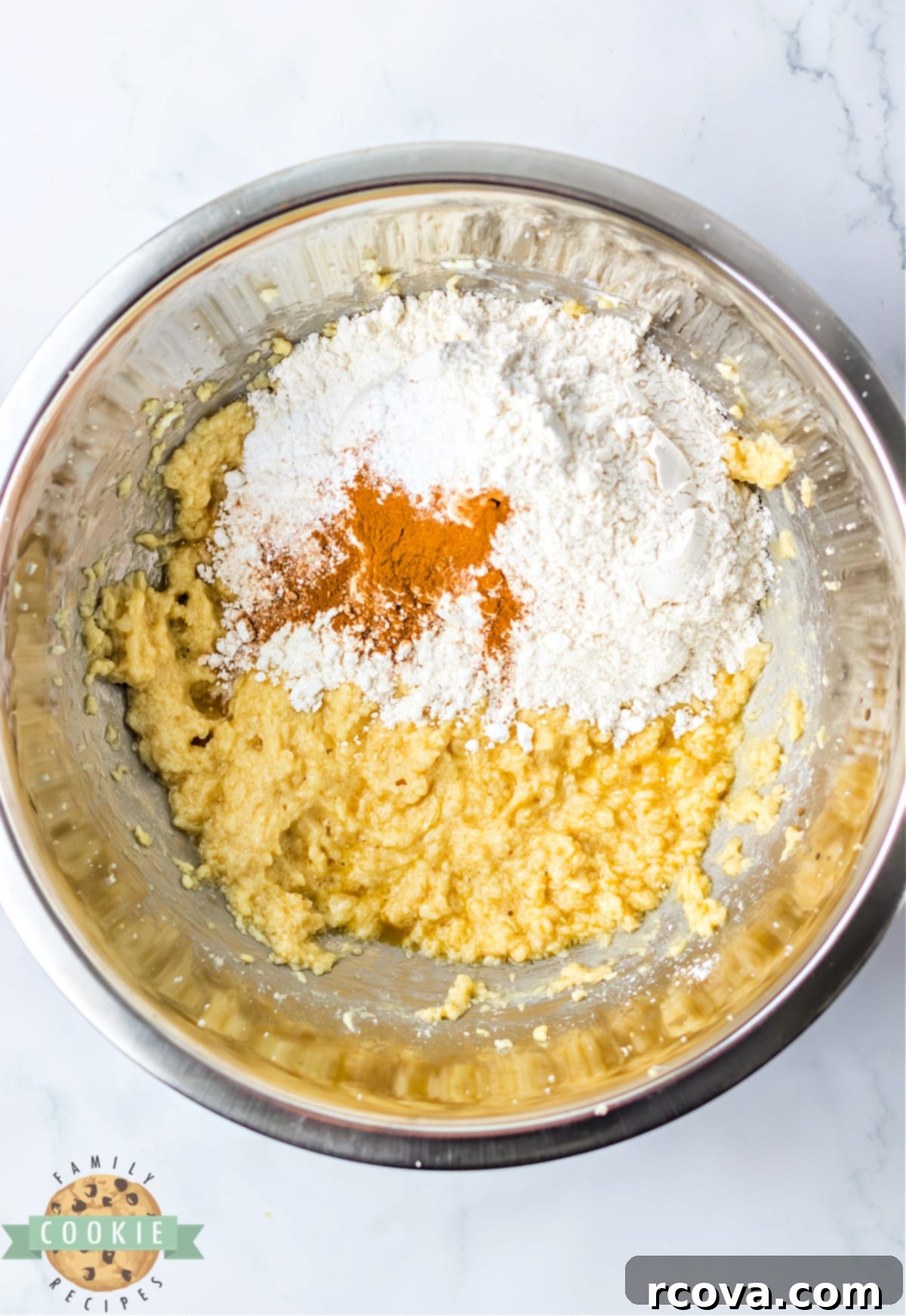 Tarçınlı Elma Dolgulu Kurabiyeler 8 Add dry ingredients to cookie dough.