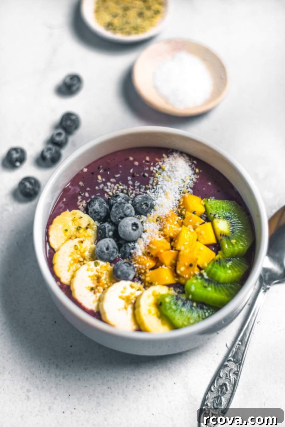 35+ Healthy and Easy Recipes Under 500 Calories 11 A beautifully styled Acai Bowl, topped with fresh fruit, granola, and a drizzle of honey, highlighting its vibrant colors and healthy ingredients.