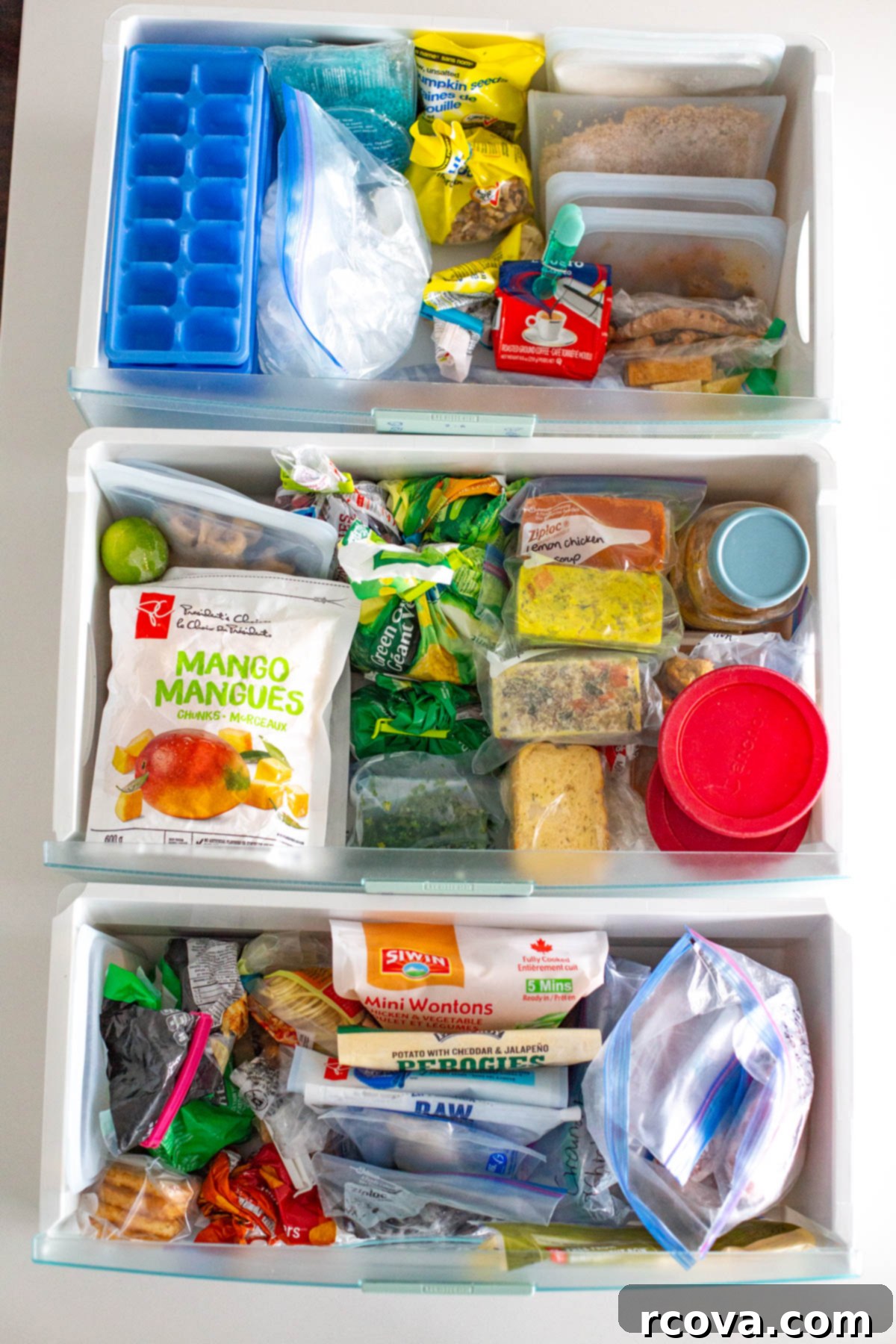 Dondurucuyu Düzenlemenin 6 Kolay Yolu 7 An organized freezer drawer with neatly stacked containers and bags.